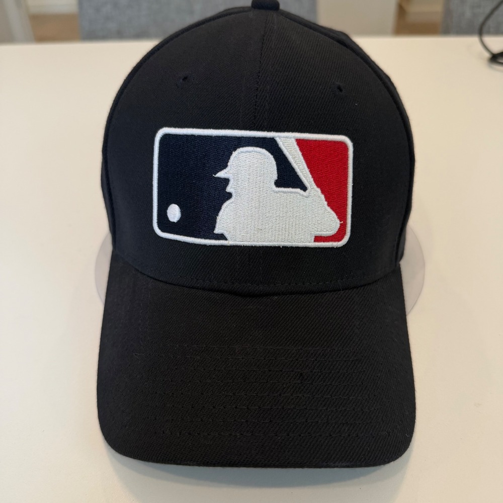 New Era 39THIRTY MLB Batterman Hat Mens Medium-Large Black Phillies Logo Cap